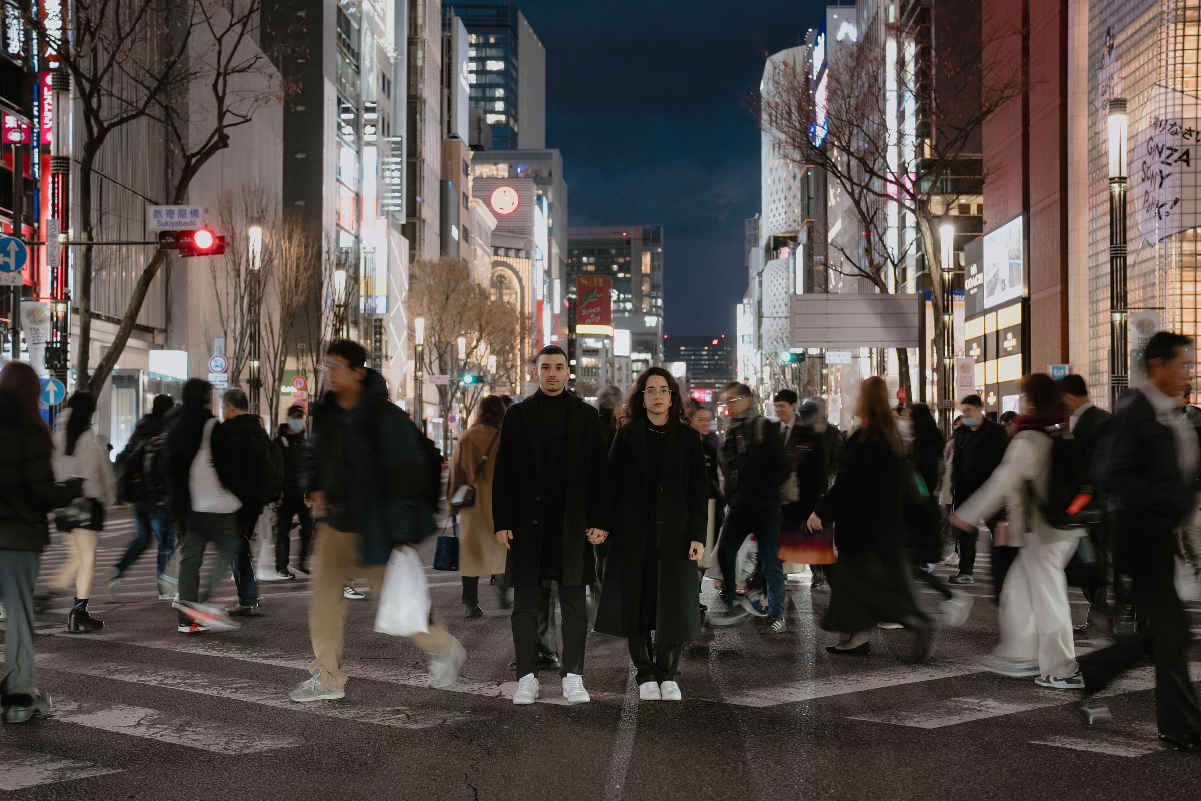 Fundadores da Ikigai parados no cruzamento de Ginza, em Tóquio, enquanto a multidão passa ao redor