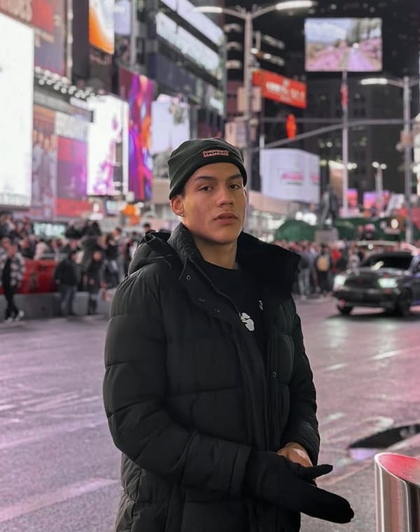 João Pedro, videomaker da Ikigai nos Estados Unidos, na Times Square em Nova York