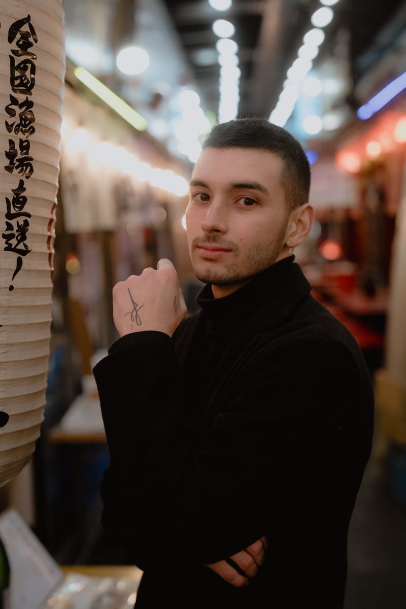 Luiz Eduardo Umeda, cofundador e diretor de operações da Ikigai, em uma viela iluminada no Japão