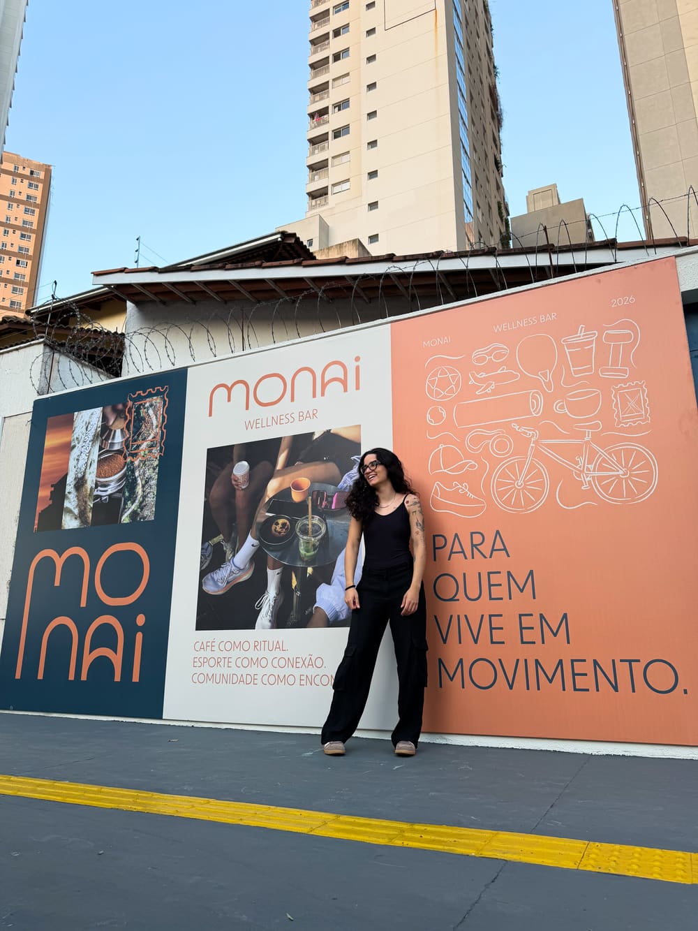 Ativação da marca Monai em outdoor urbano